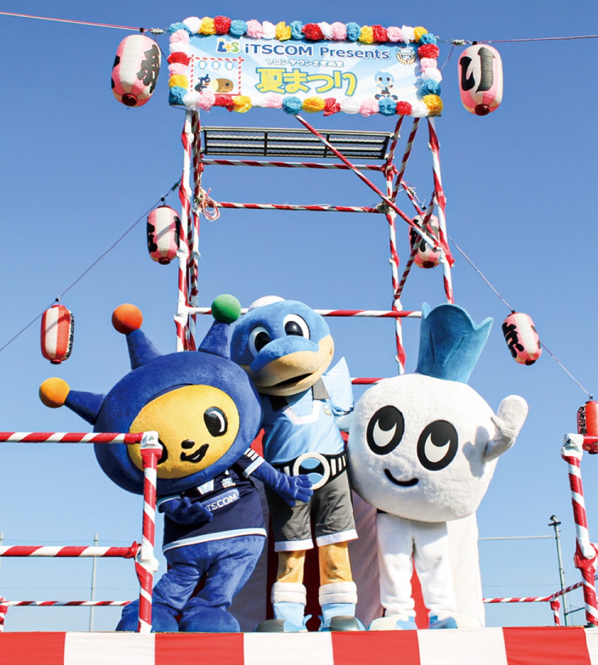 やぐらの上に立つマスコット