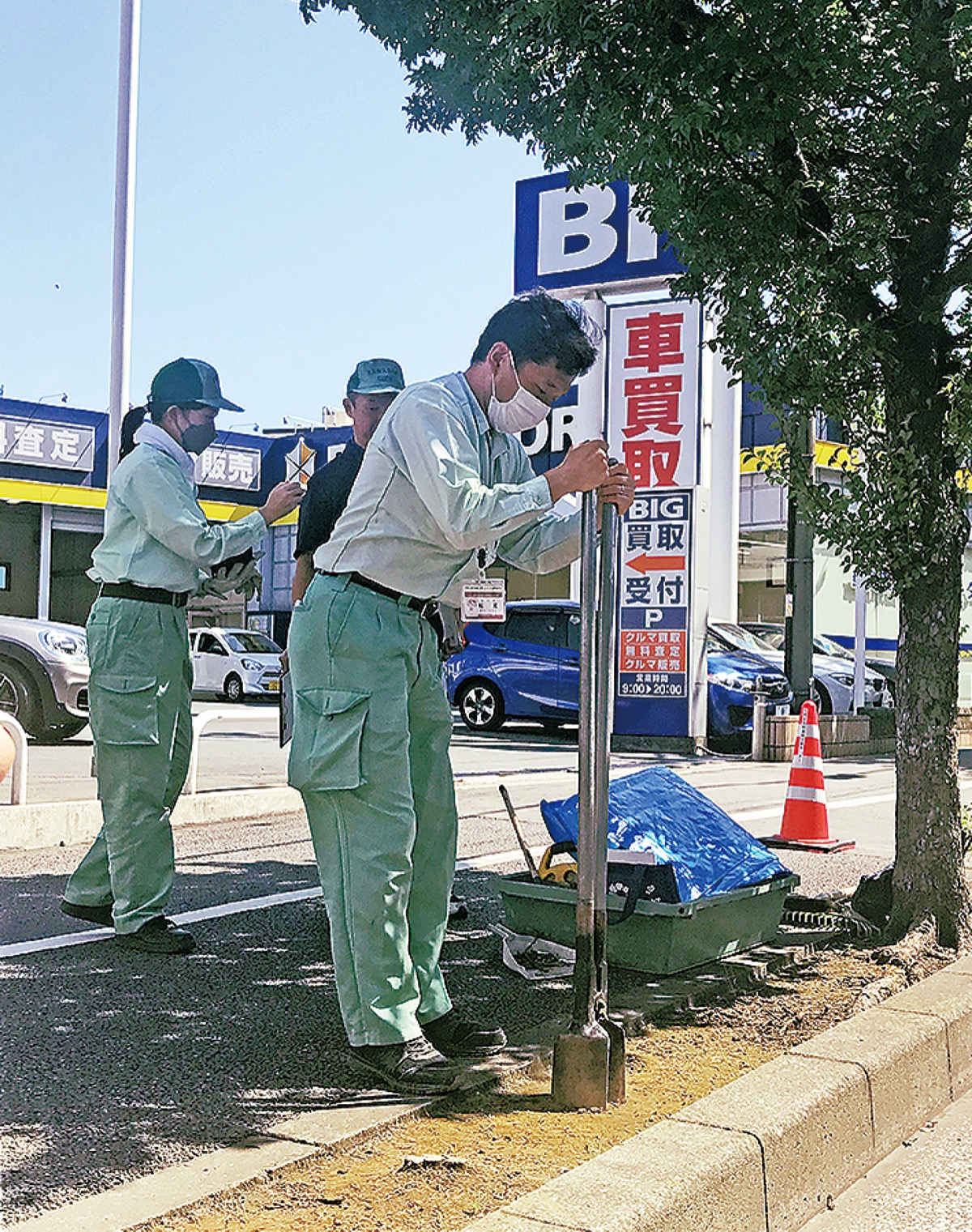 ダブルスコップを使って土壌を採取する市職員