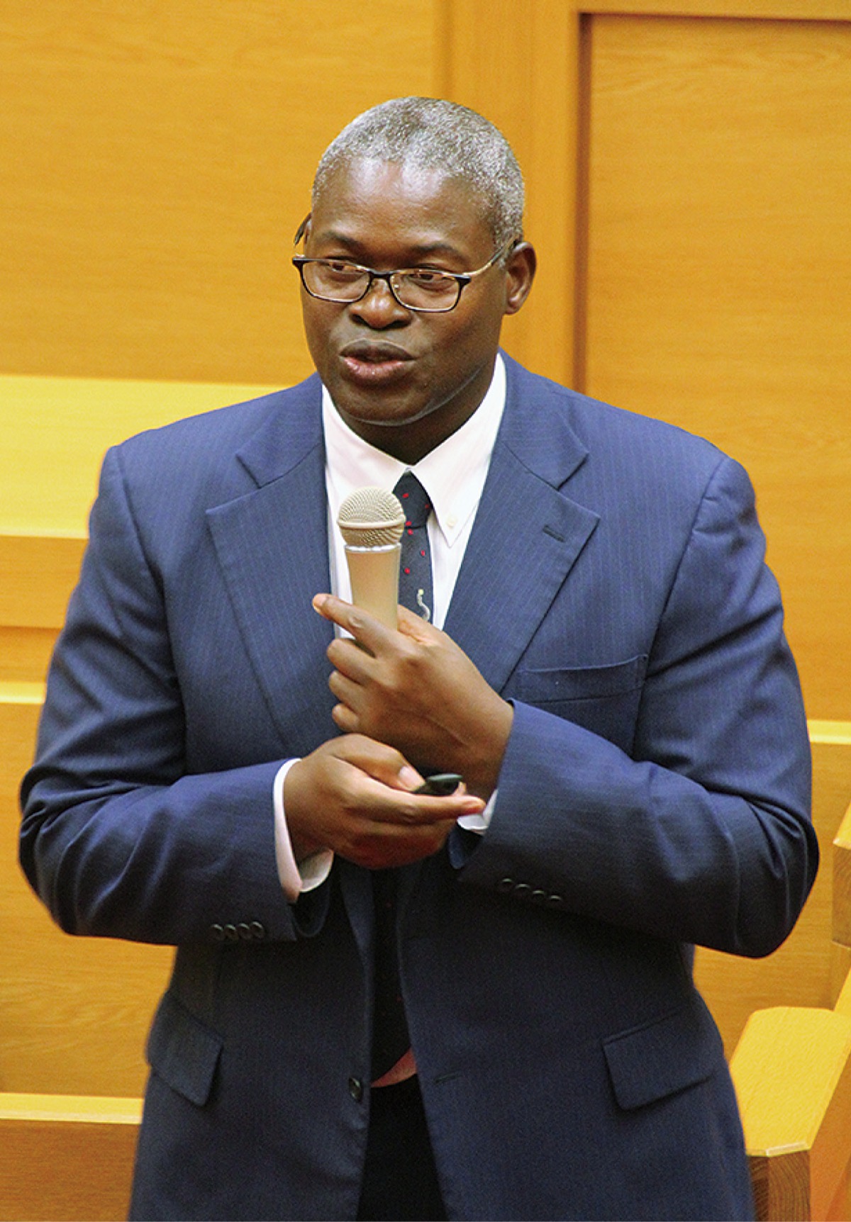 講演するニヨンサバさん＝9月6日