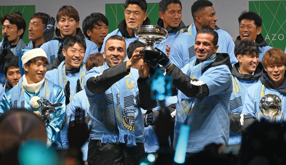 カップを掲げるダミアン選手とシミッチ選手