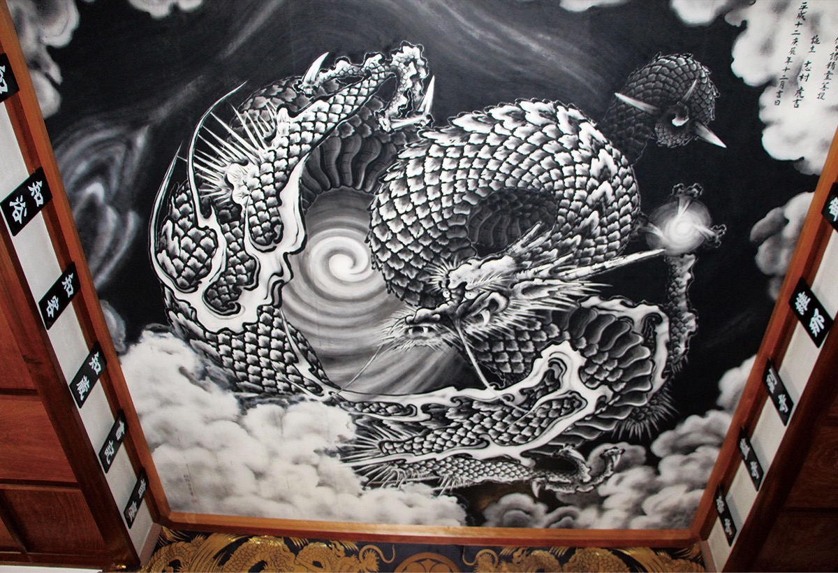 墨で描かれた「雲龍図」=西光寺提供