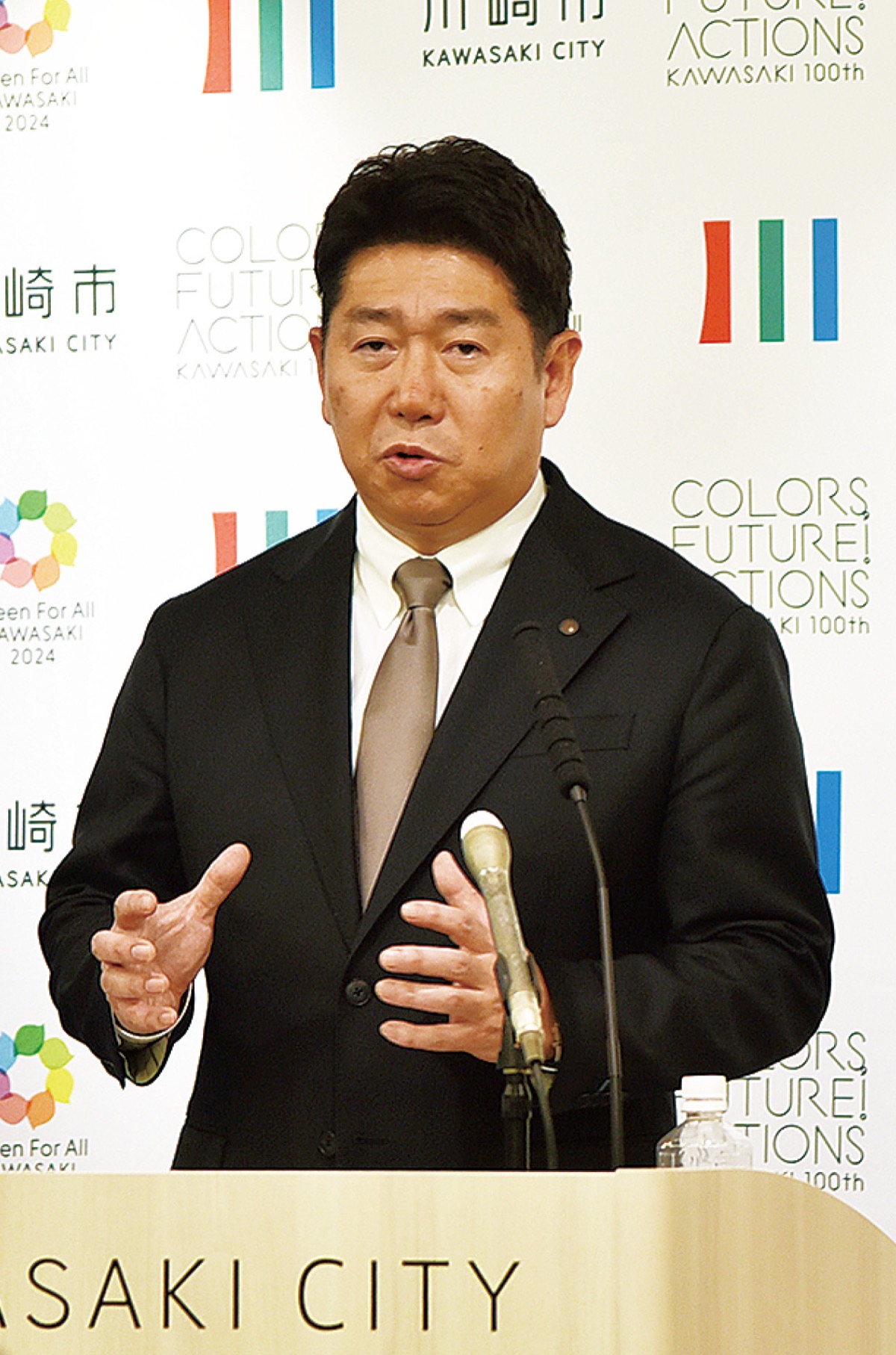 記者会見で新年度予算案について語る福田紀彦市長