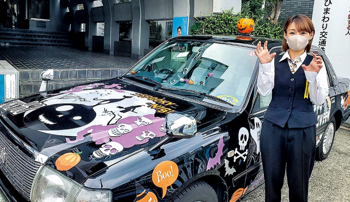ハロウィーン柄車両走行中