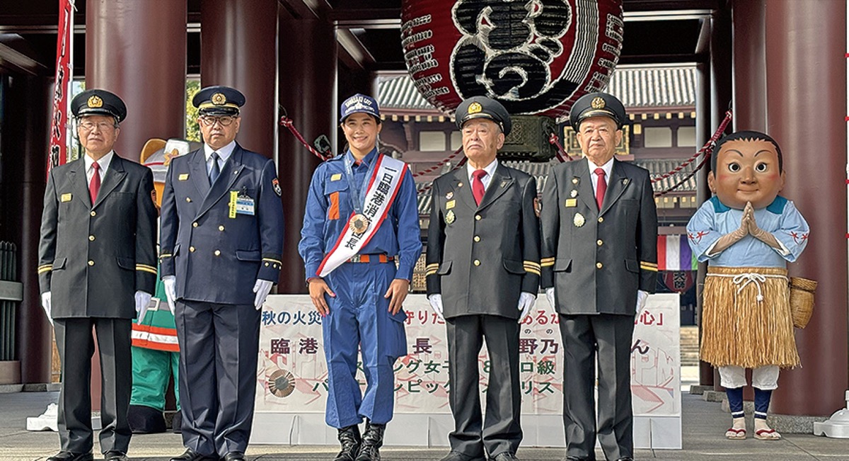 記念写真に納まる関係者