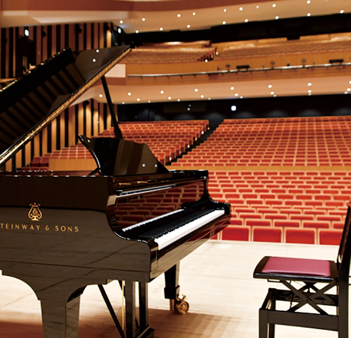 ホールでピアノ演奏体験