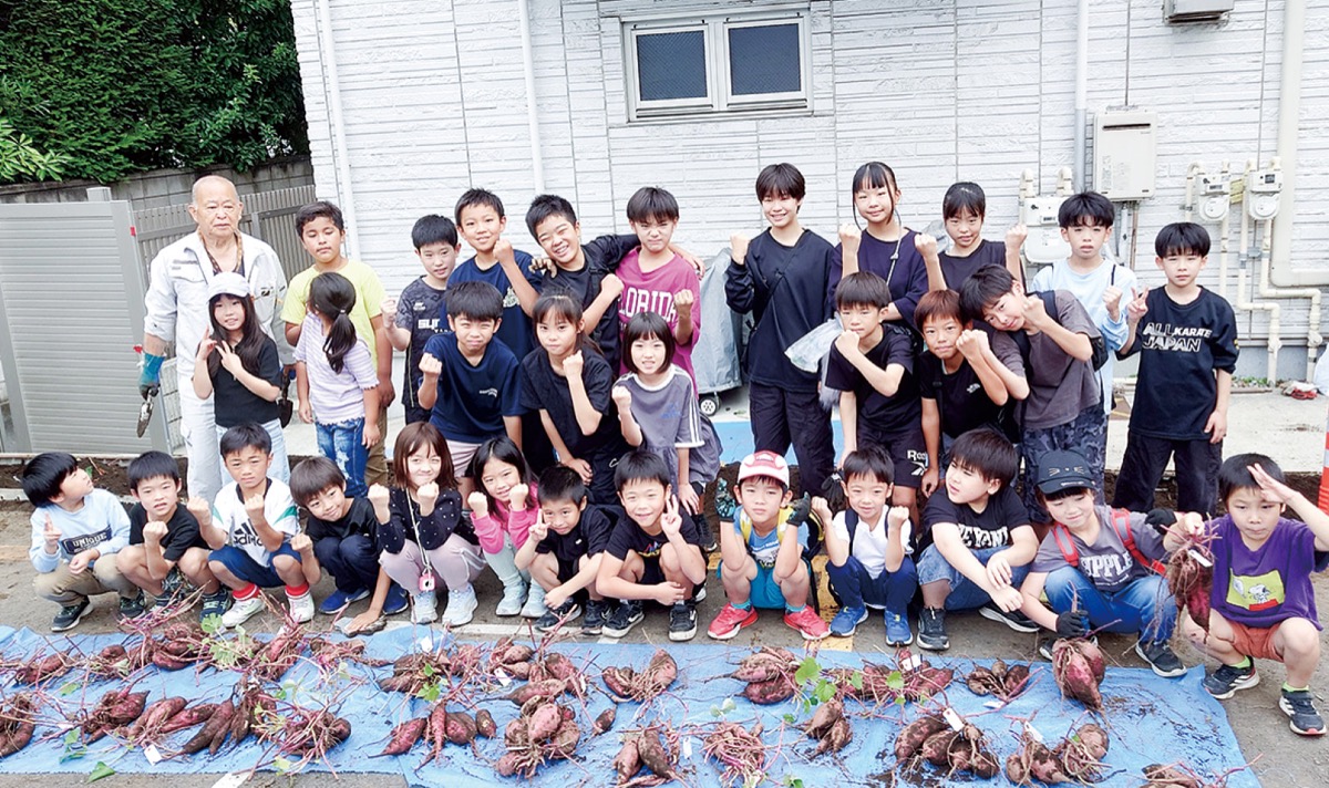 サツマイモ掘りで親睦