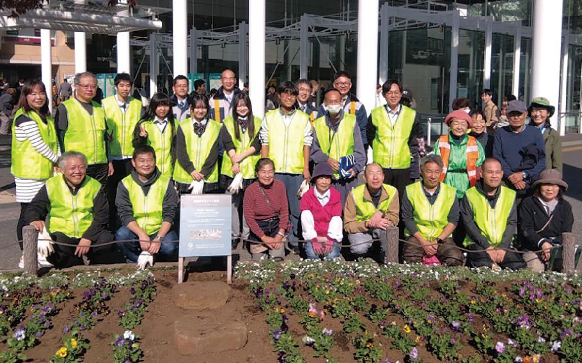 駅前の景観を鮮やかに