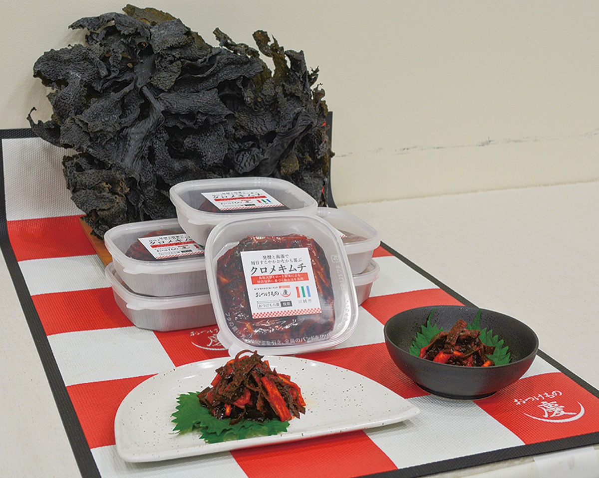 商品化されたクロメキムチ。後ろが実物のクロメ