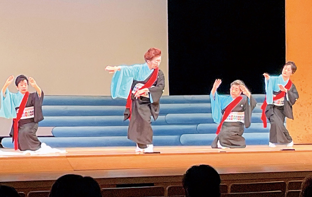 民謡｢神津節｣を披露する出演者
