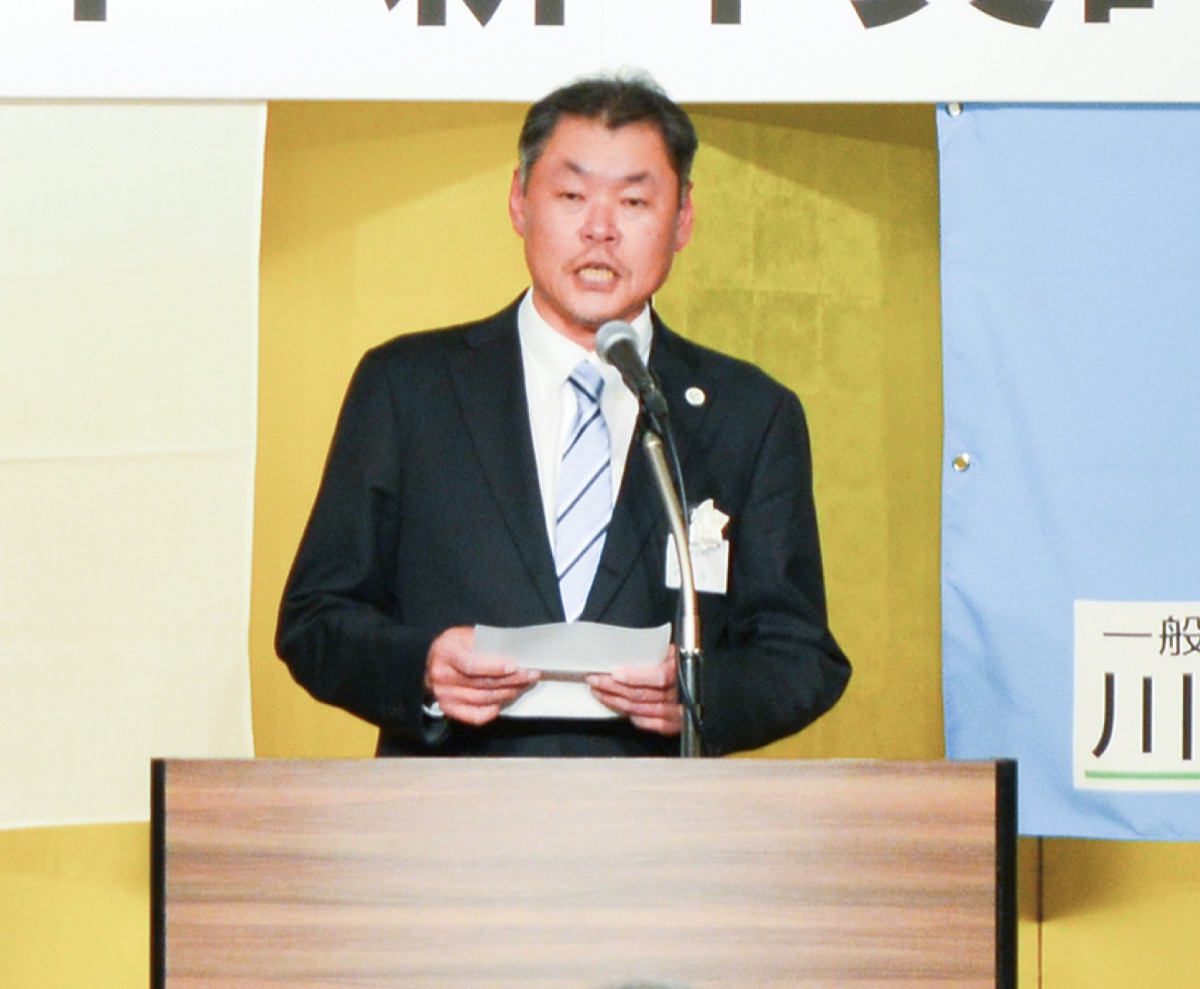 あいさつを述べる伊藤会長