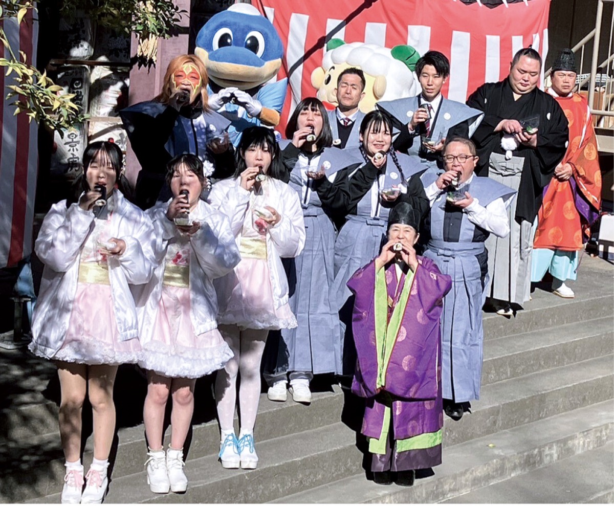若宮八幡宮で恵方巻を食べる参加者ら
