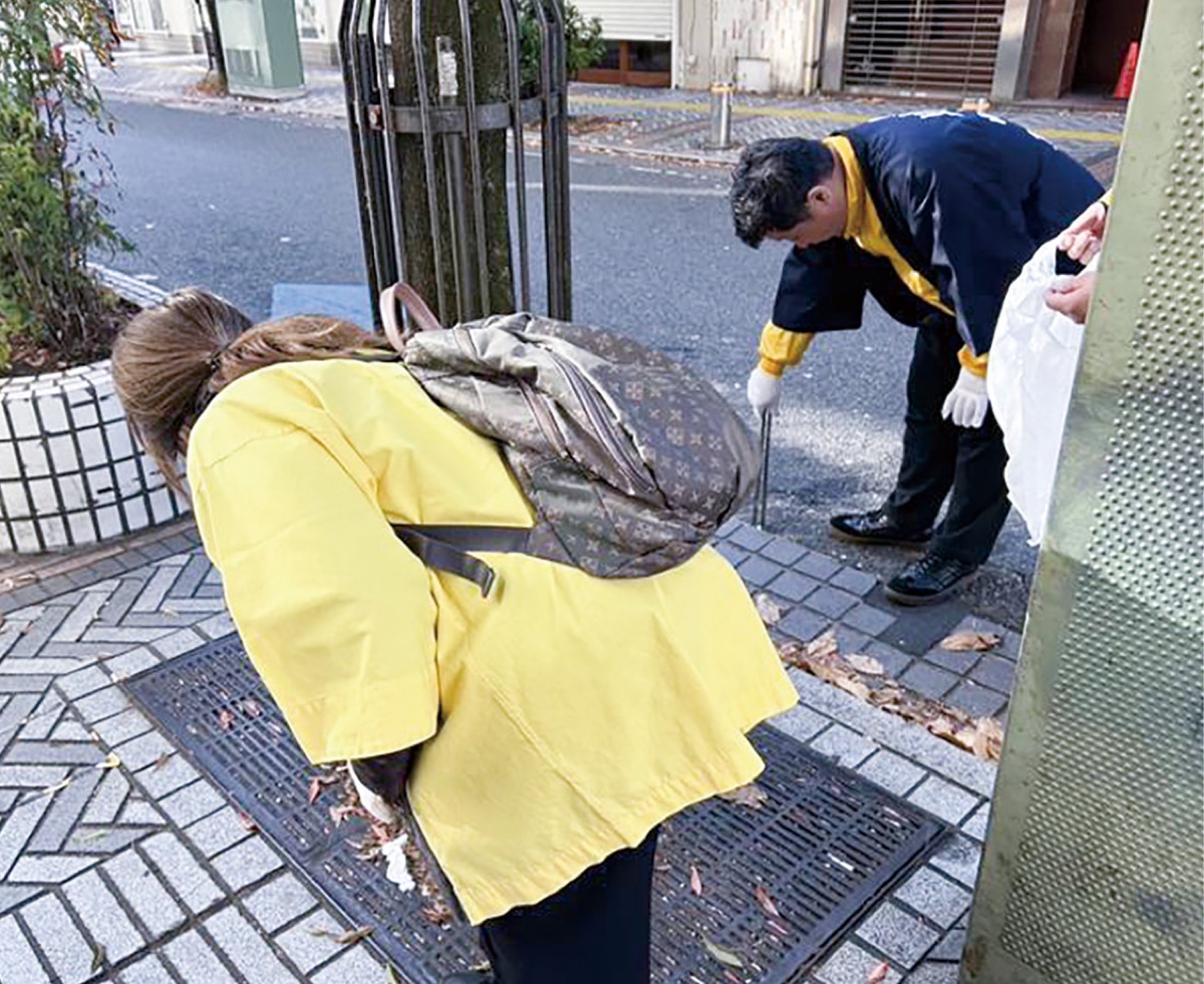 ゴミを拾う様子