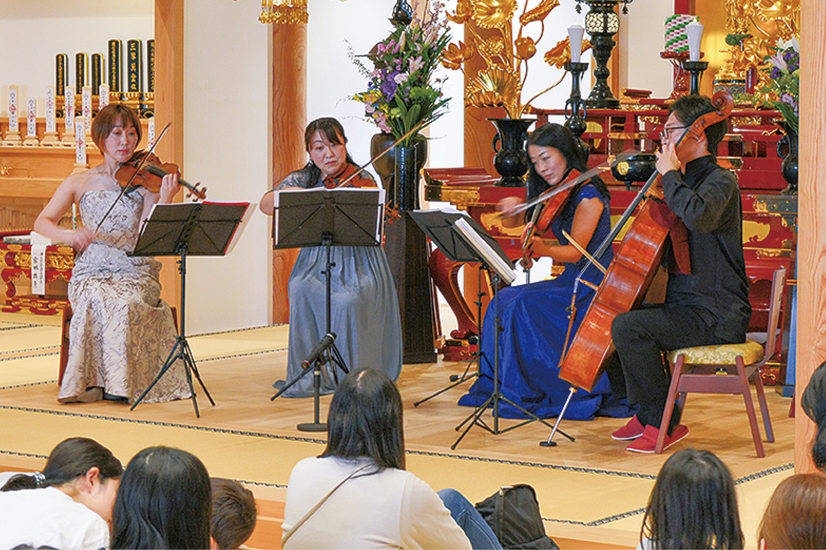 演奏をするメンバーの４人