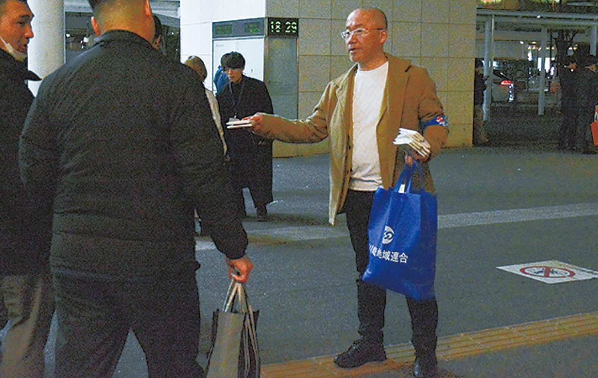 ティッシュを配る齊藤議長