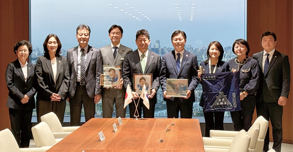 表敬訪問に訪れた富川代表団と福田市長（中央）ら