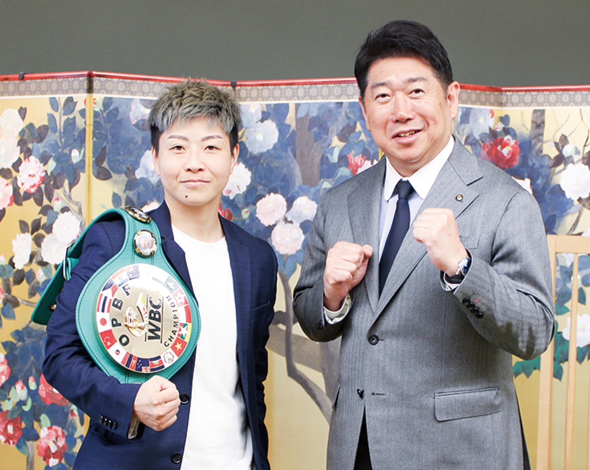 ベルトを持つ柳尾さん(左)と福田市長