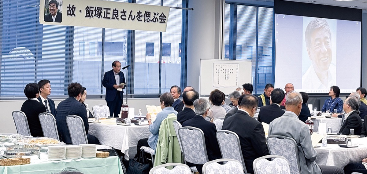 思い出話に耳を傾ける出席者