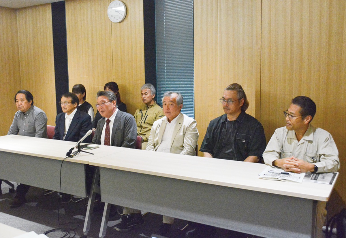 会見を開く同協議会メンバーら