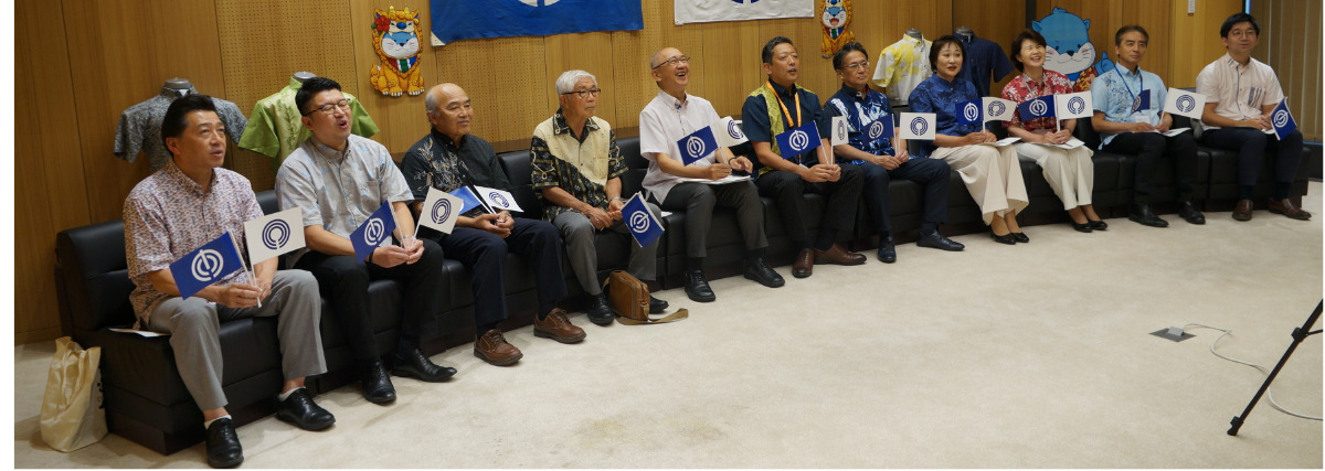 かりゆしウェアを着用して交流会に臨む川崎市議ら
