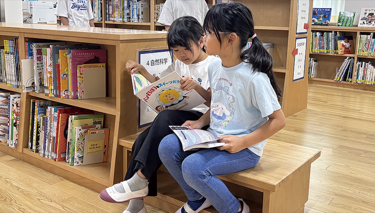本を手にする子どもたち