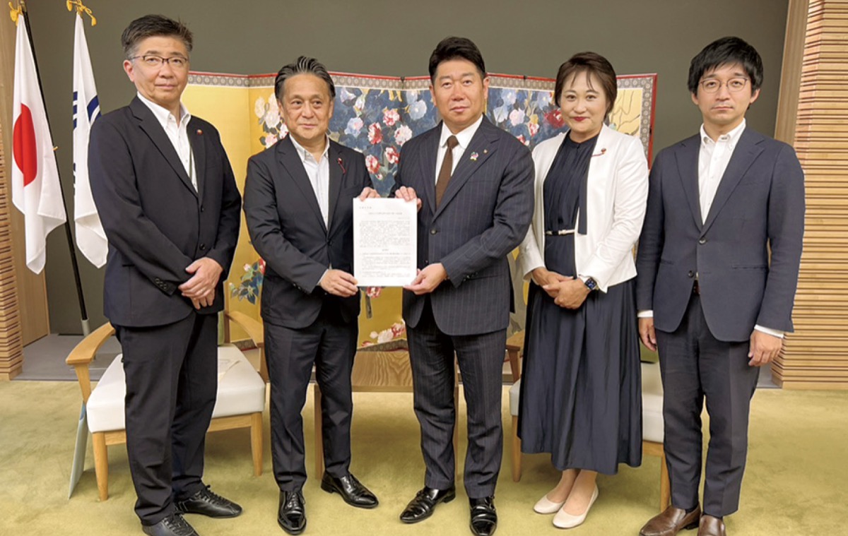 要望書を手にする関係者=提供