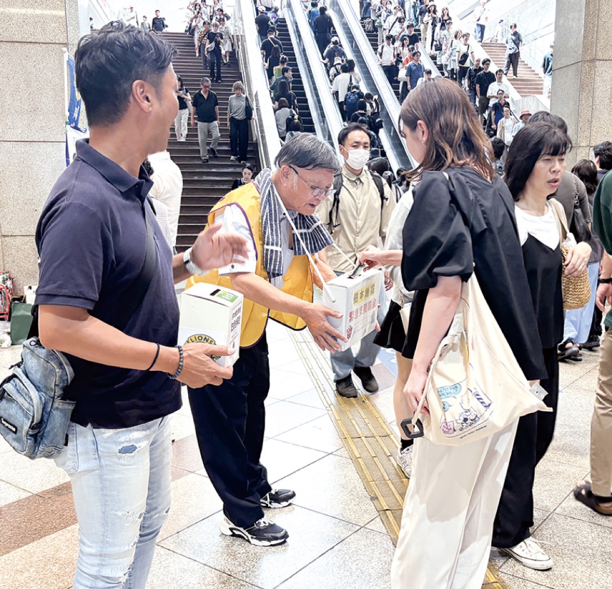 募金を行う道行く人