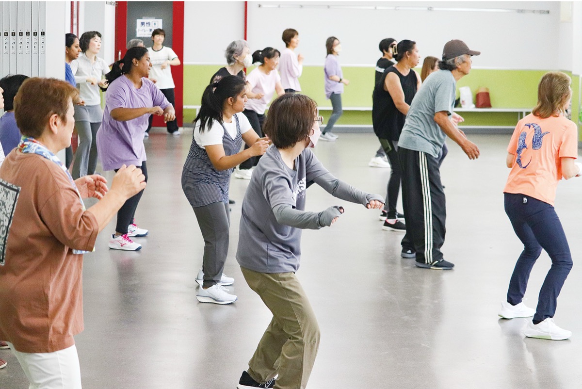ZUMBAを踊る参加者ら