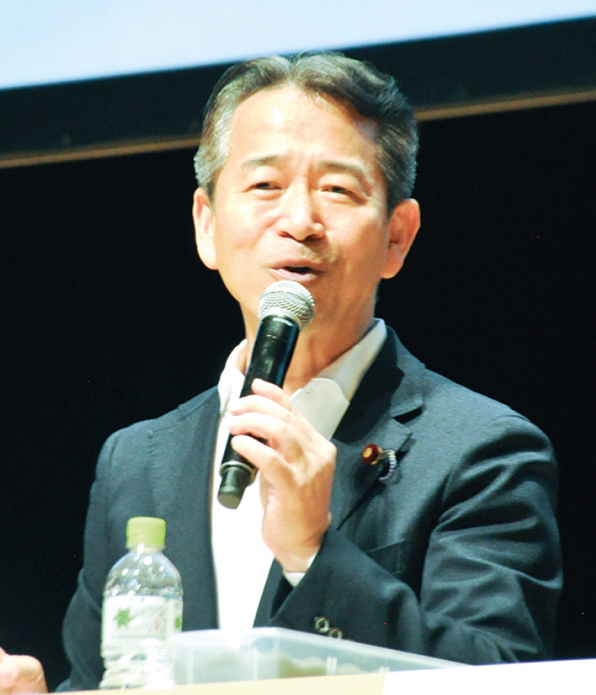 講演する岡本衆院議員