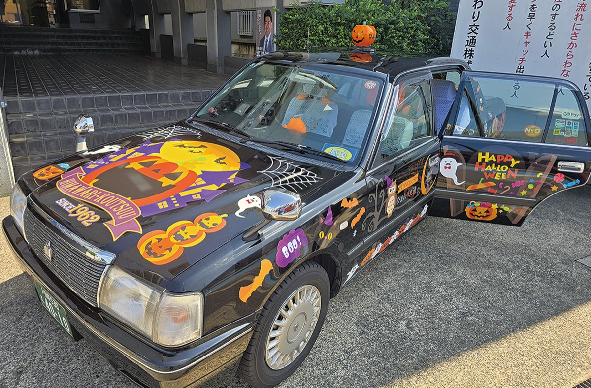 パンプキンやゴーストがあしらわれた車両
