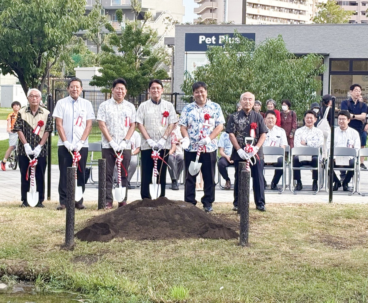 植樹祭で記念写真に納まる関係者