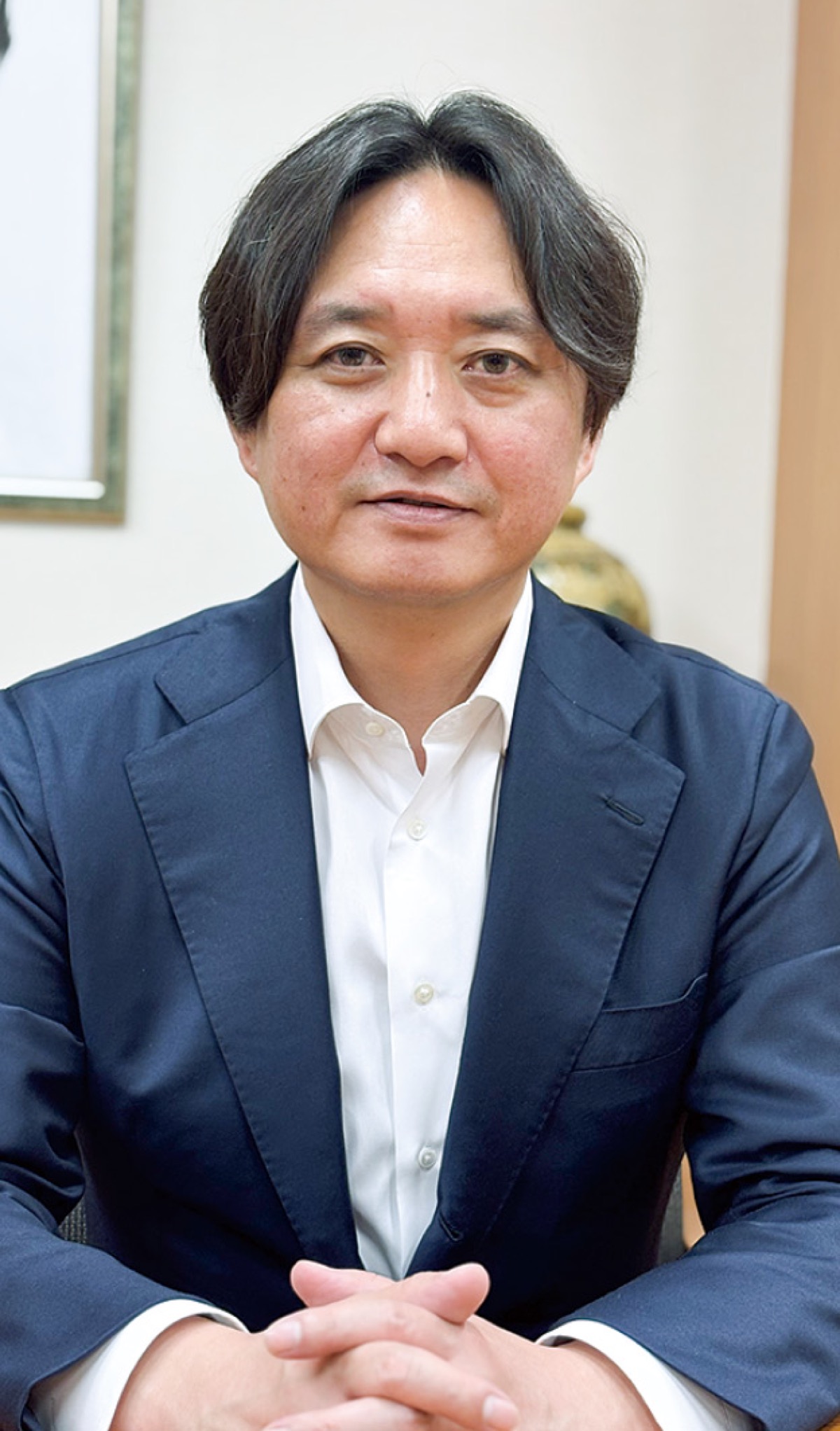 インタビューに応じる金村氏