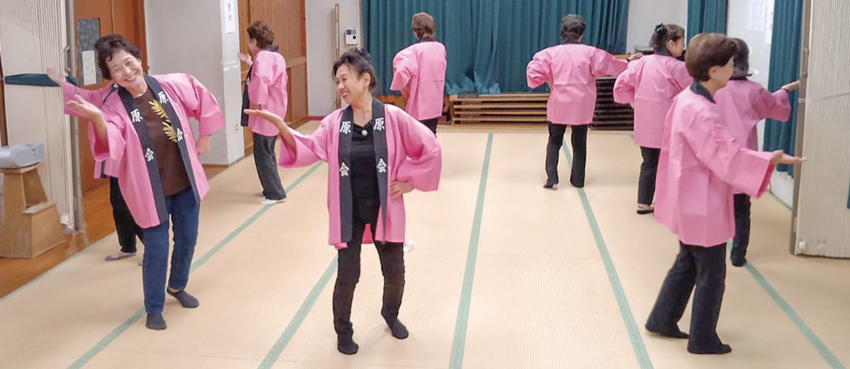 振り付けを練習する人たち