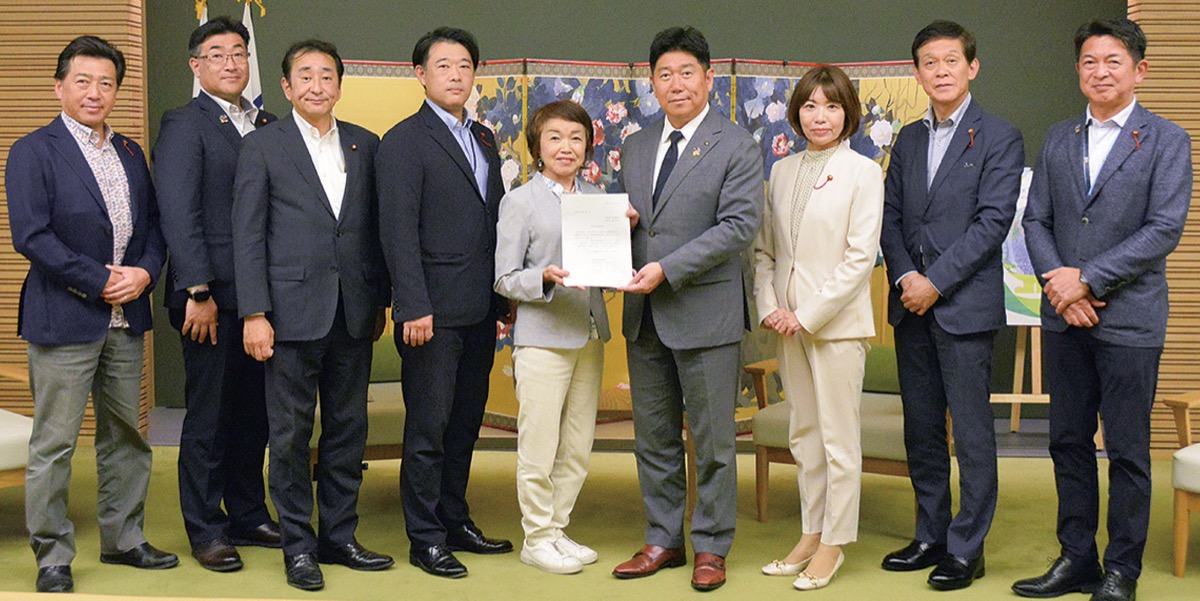 福田市長(右から4人目)を囲む川崎区選出議員