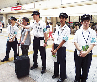乗客（左から２番目）に乗り場を説明する実習生（左から樋口さん、土屋さん、大野さん、石渡さん）