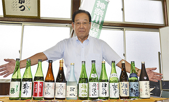 13種の県産酒をＰＲする織川さん