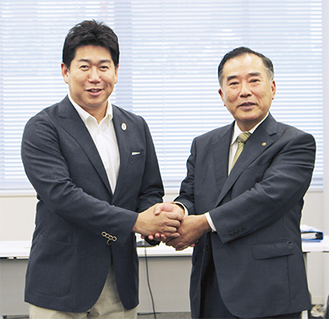 策定案に期待を示す福田市長（左）と山田会頭