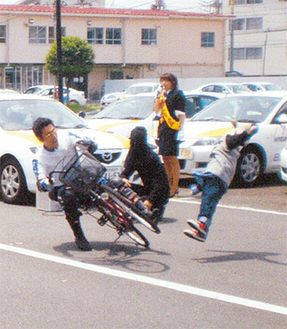 自転車と子どもがぶつかる事故を再現した