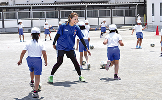 サッカーを教える宇津木選手