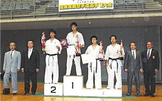 3連覇した森田選手（中央）と森館長（左から２番目）