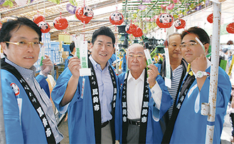 風鈴を手にする福田市長（左から２番目）と大師観光協会関係者