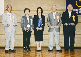表彰された第１期会員と木島支部長（中央）