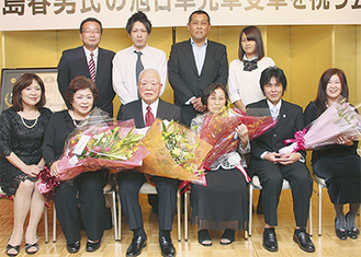 叙勲を受賞した小島さん（前列中央・左）