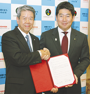 福田川崎市長と協定を交わした東芝の田中社長（左）