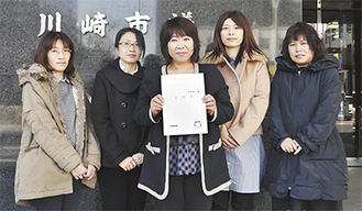 請願書を提出した川口律子さん、東春美さん、伊東悦子さん、佐藤千夏さん、千代田利枝さん（左から）