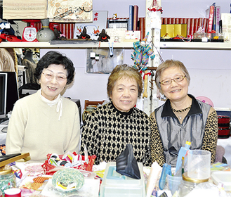 川崎の民話を披露する谷内文子さん（左）、島村さん、萩原まさ子さん（右）の同会メンバーのうちの３人
