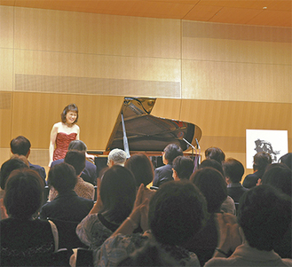 コンサートに出演するピアニストの小川典子さん