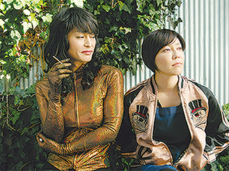 スナックのママを演じる須藤理彩さん（右）(C)2014「小川町セレナーデ」製作委員会