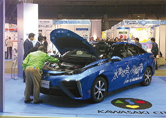 展示された燃料電池自動車ＭＩＲＡＩ