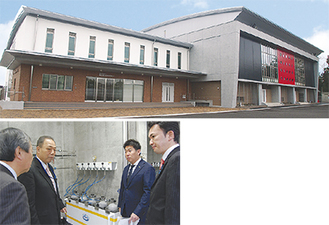 ↑完成した新庁舎←内覧会で説明を受ける福田市長（右から２人目）と石田市議会議長（右）
