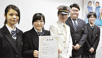 小川駅長を囲む（左から）岡崎さん、松本さん、宮原さん、吉住さん